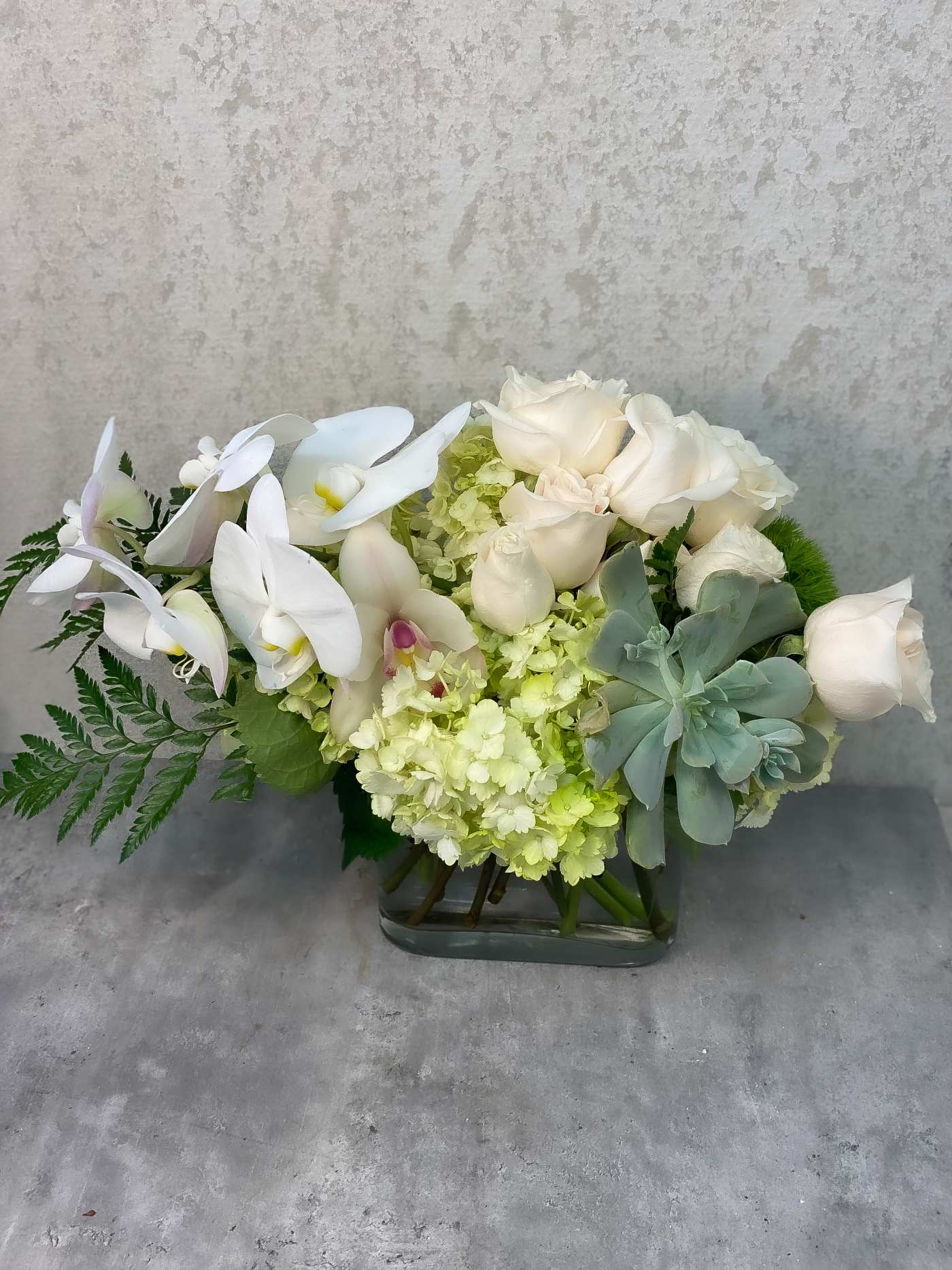 Mother’s Day White Flower Arrangement in Vase – Same Day Delivery Los Angeles
