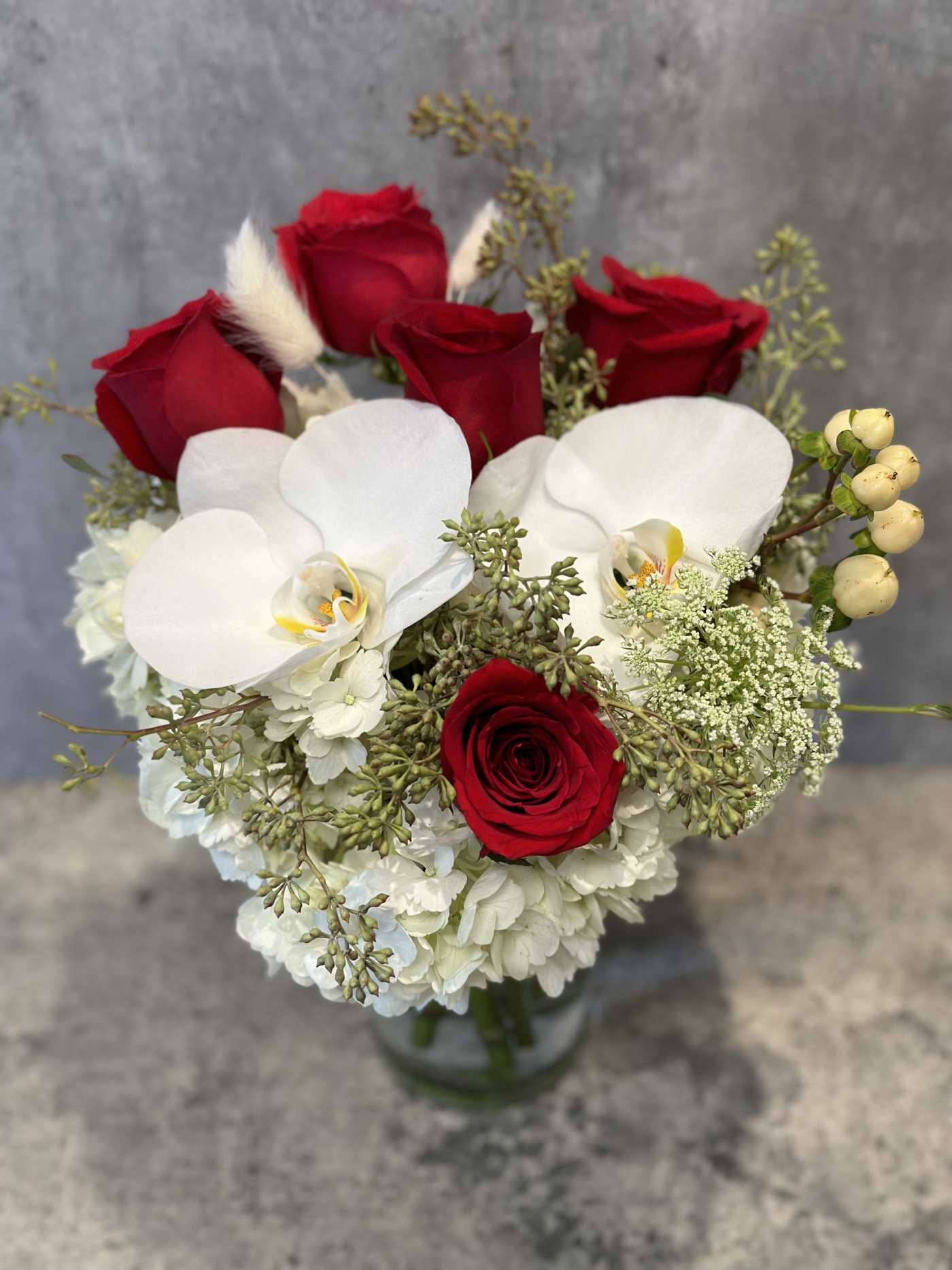 Red roses orchid in vase